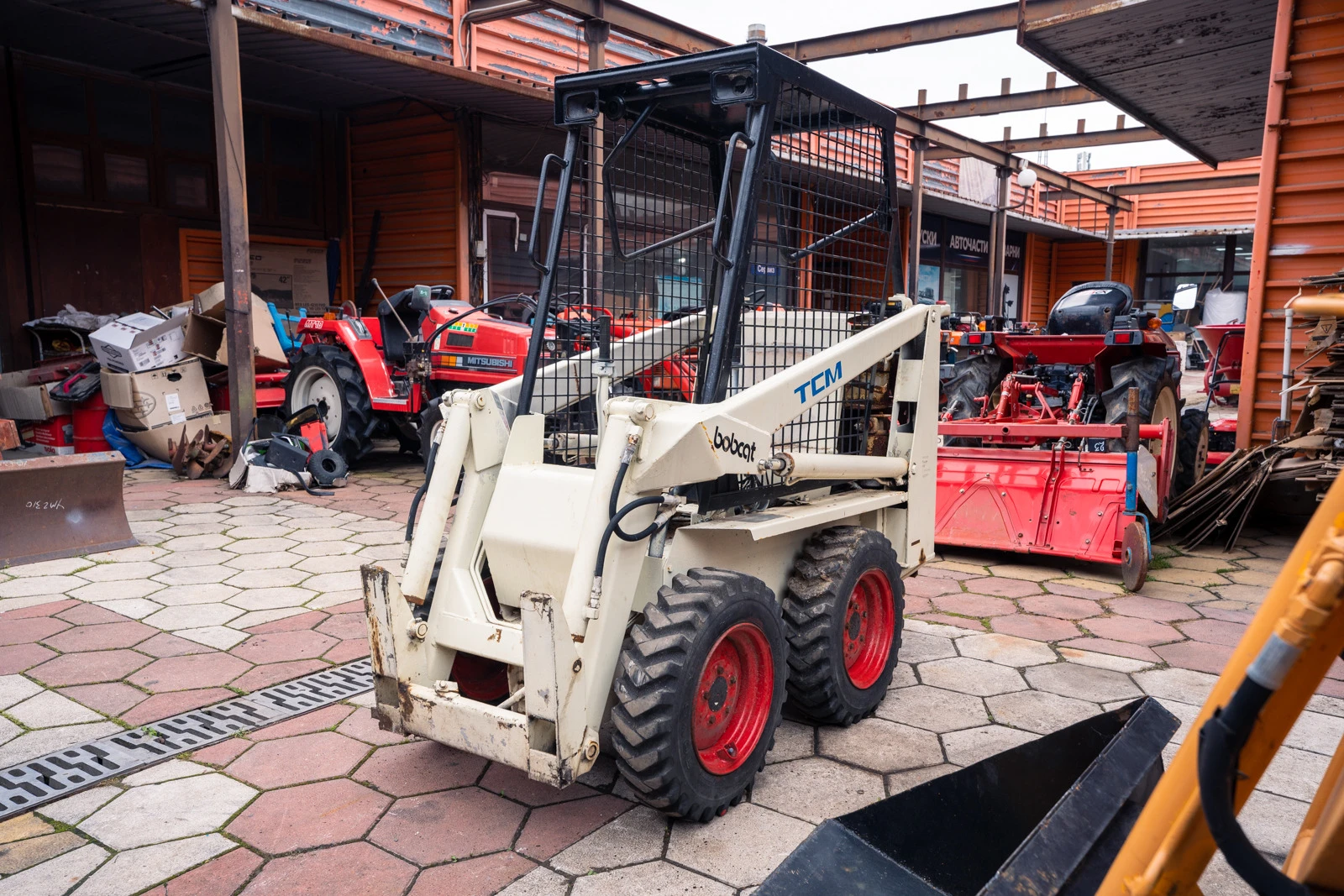 Мини челни товарачи Bobcat TCM 343 - изображение 2