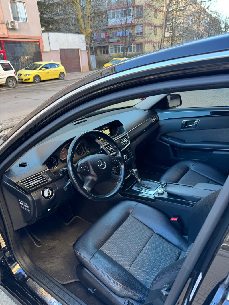 Mercedes-Benz E 220, снимка 9 - Автомобили и джипове - 47982783