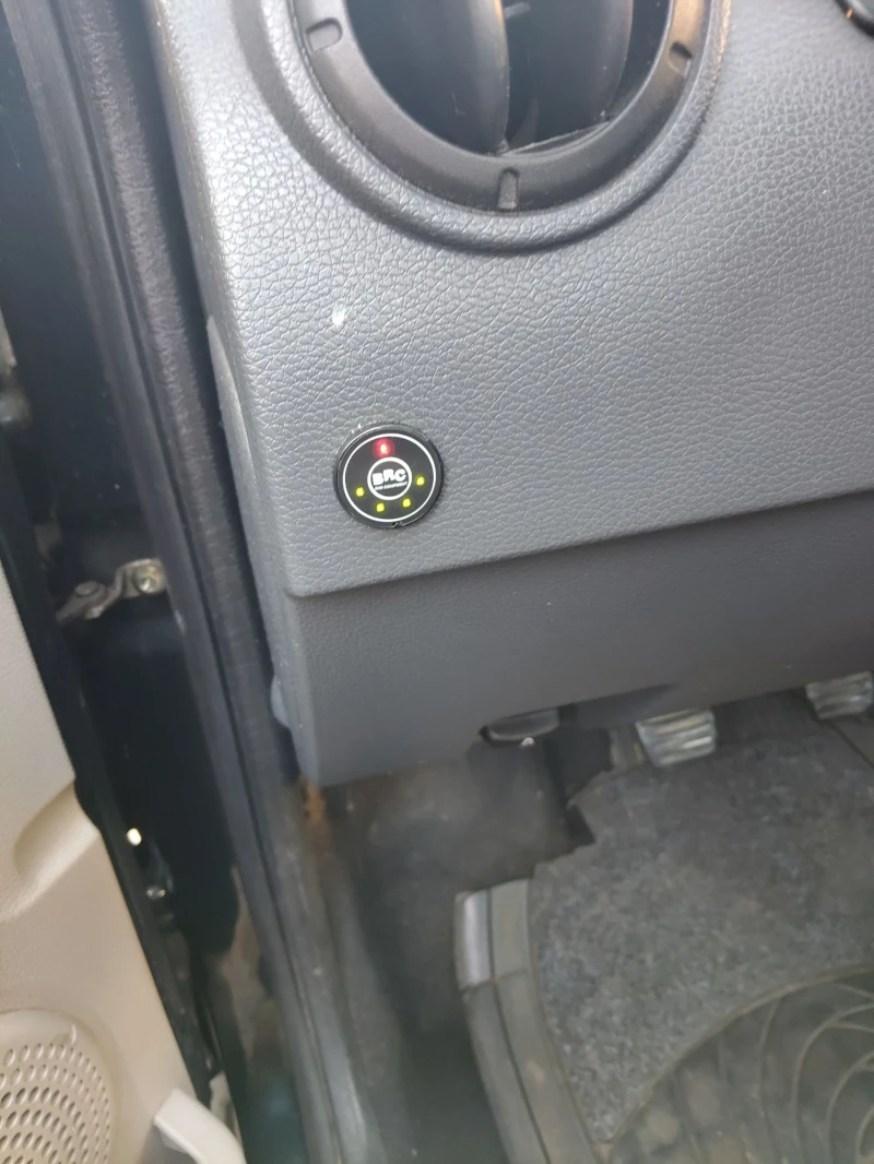 Dacia Logan, снимка 16 - Автомобили и джипове - 52352146