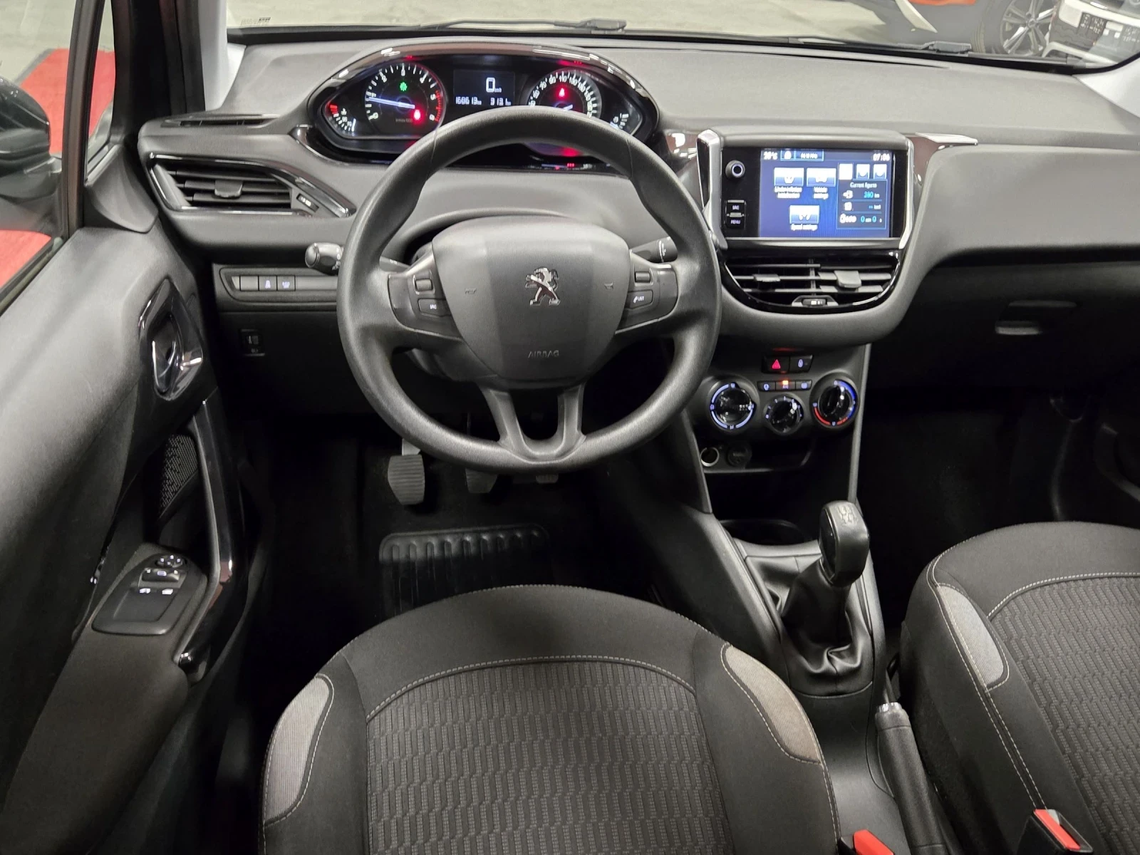 Peugeot 208 1.6HDI 100кс, EU6 - изображение 8