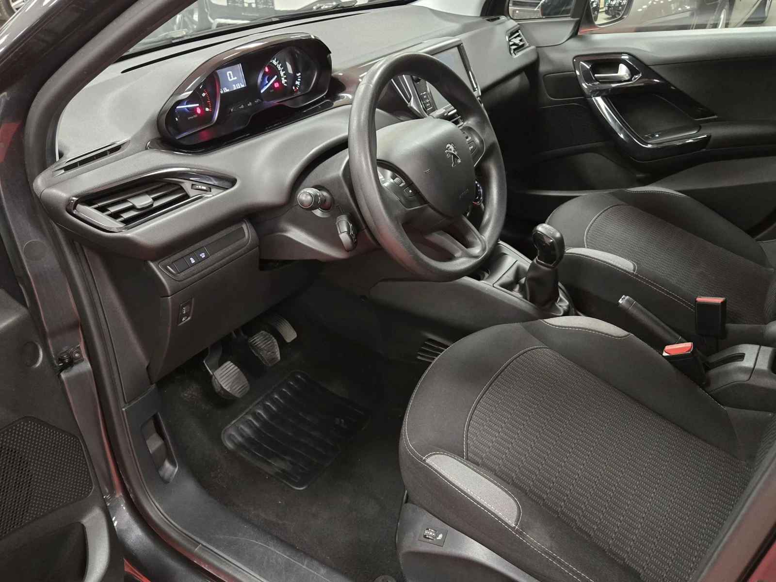 Peugeot 208 1.6HDI 100кс, EU6 - изображение 9