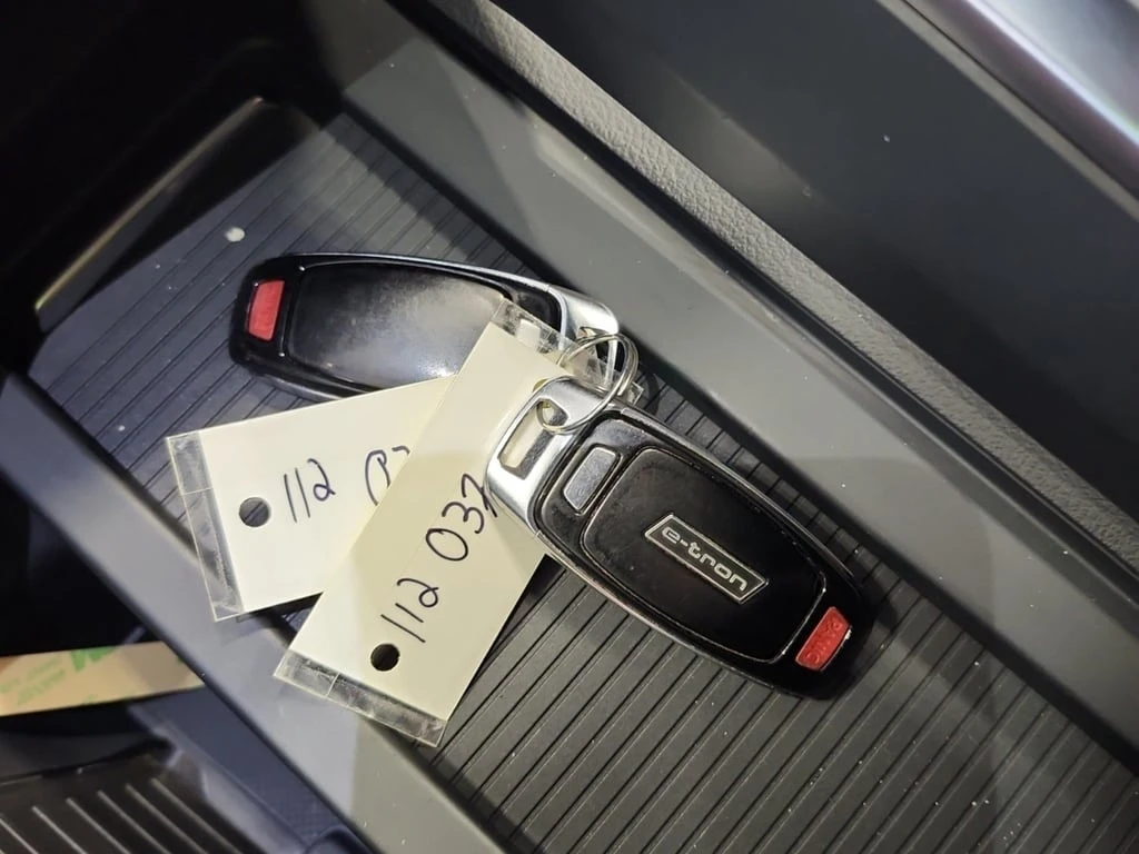 Audi E-Tron * PROGRESSIV * CARFAX * БЕЗ ПЪРВОНАЧАЛНА ВНОСКА - изображение 8