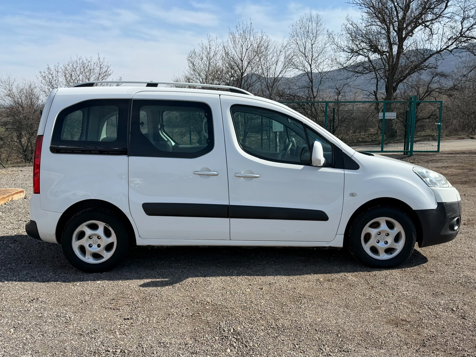 Peugeot Partner 1.6 HDI 109 к.с Пътнически / Климатроник - изображение 4