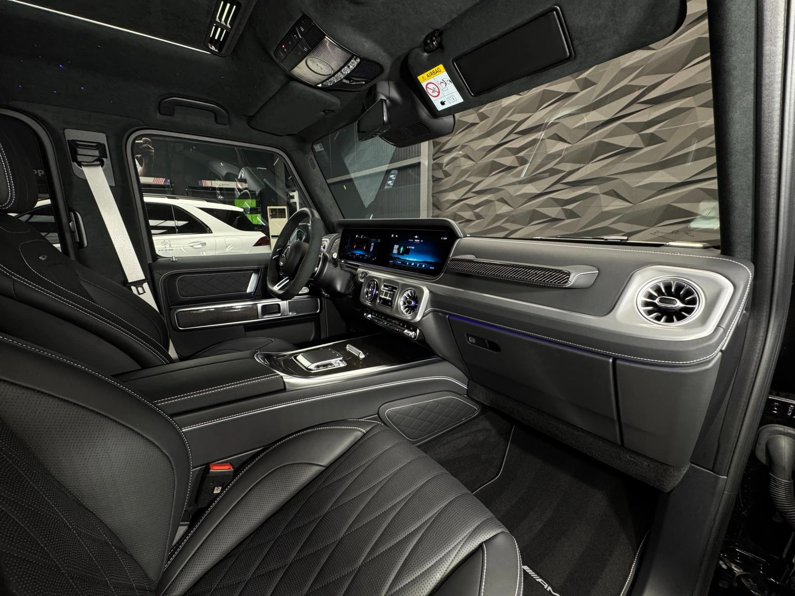 Mercedes-Benz G 63 AMG Akrapovic * Stars * Burmester * Pano * Обдухване * - изображение 10