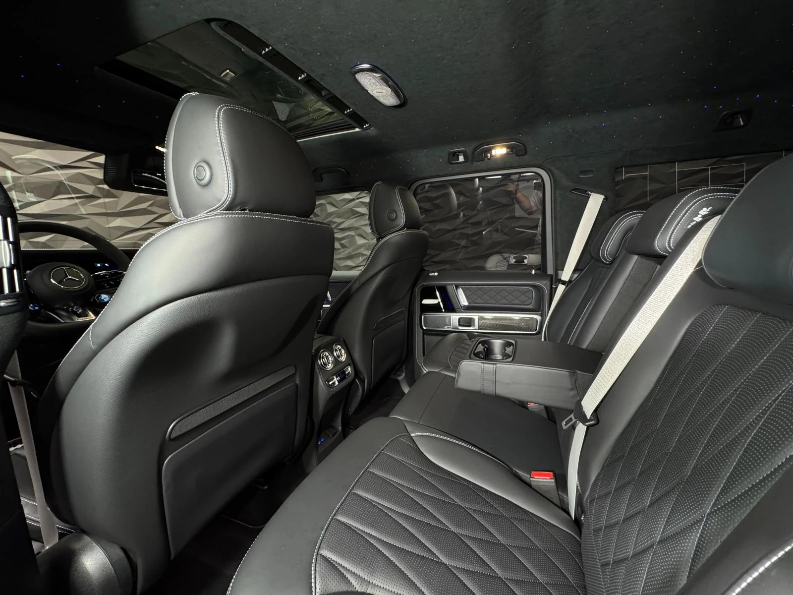 Mercedes-Benz G 63 AMG Akrapovic * Stars * Burmester * Pano * Обдухване * - изображение 8