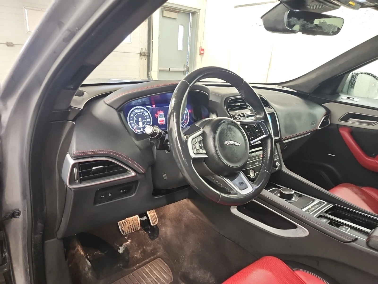 Jaguar F-PACE 25t Checkered Flag Limited Edition AWD - изображение 9