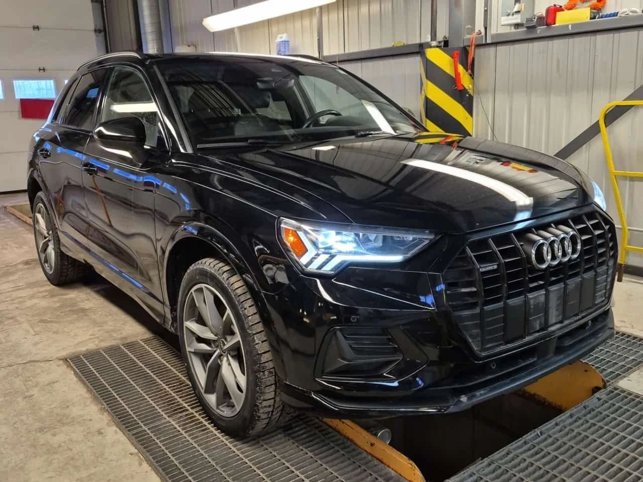 Audi Q3 KOMFORT S line 45 TFSI quattro | PANO | ПОДГРЕВИ, снимка 2 - Автомобили и джипове - 53819557