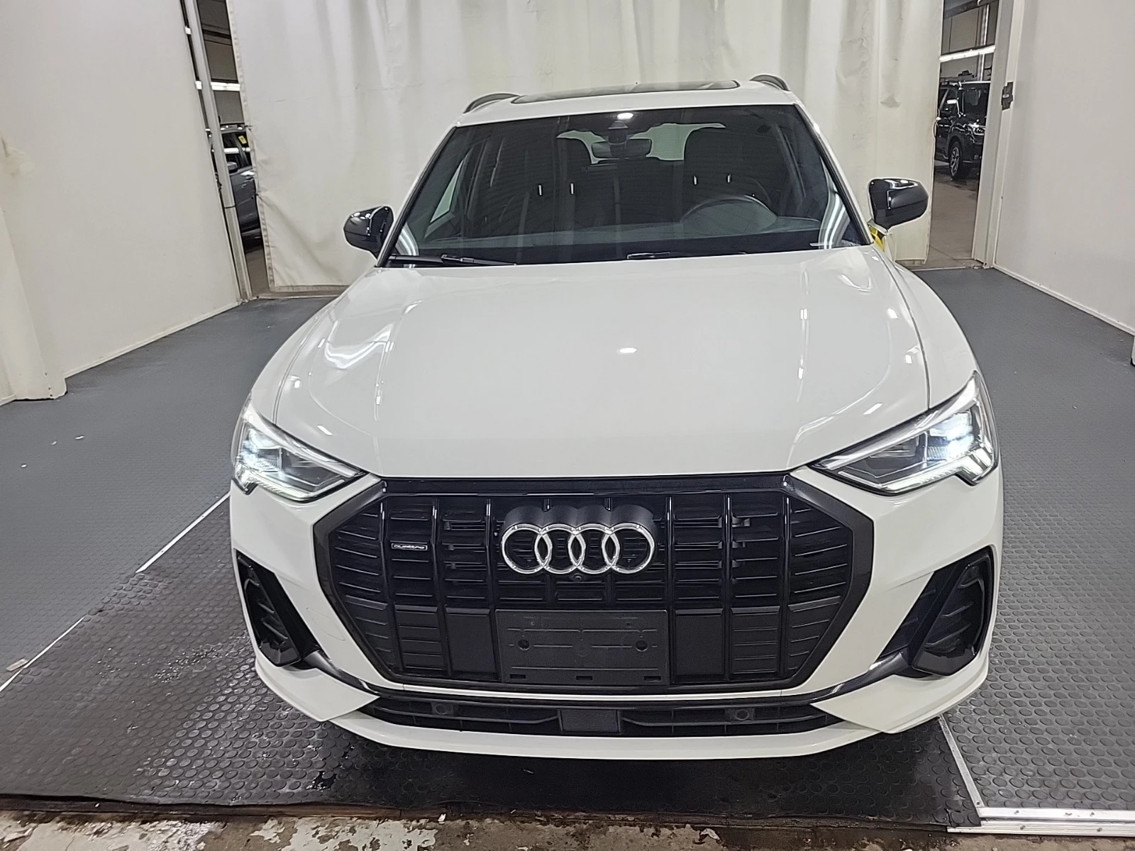 Audi Q3 Technik * * CARFAX * * АВТО КРЕДИТ * * , снимка 3 - Автомобили и джипове - 54360867
