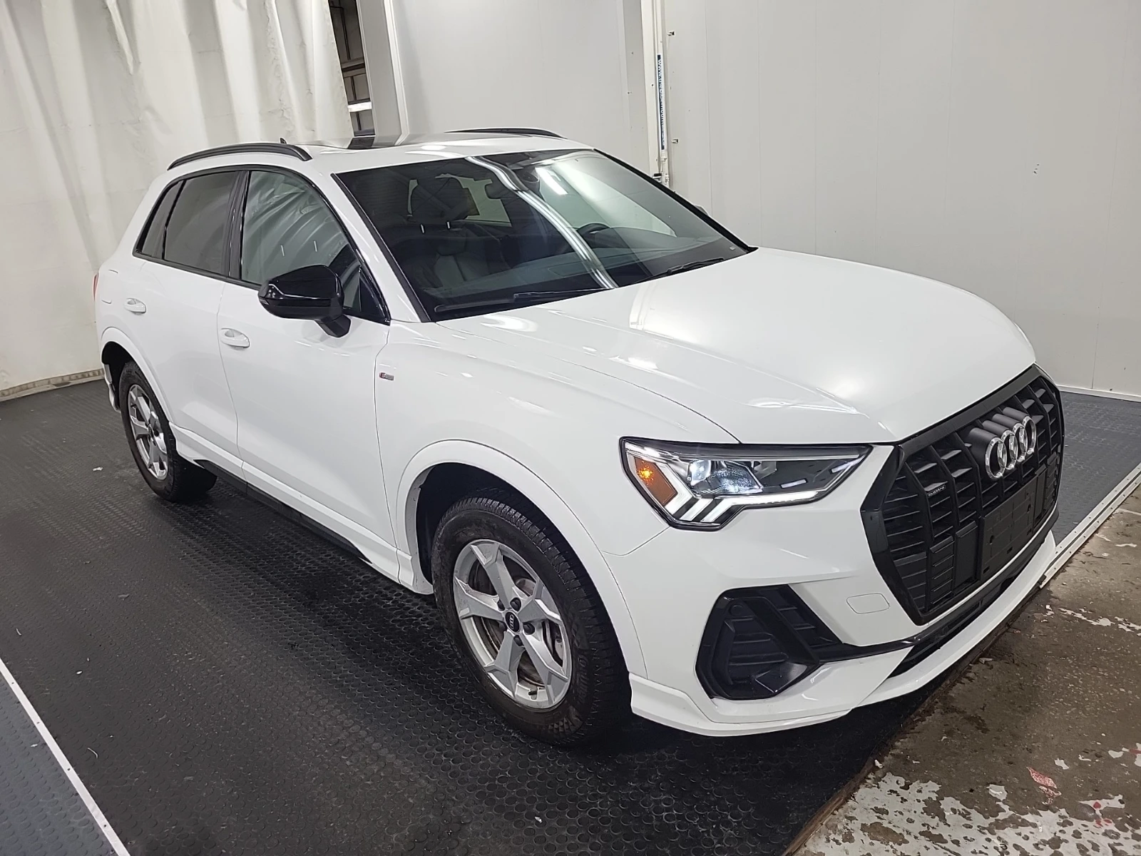 Audi Q3 Technik * * CARFAX * * АВТО КРЕДИТ * * , снимка 2 - Автомобили и джипове - 54360867