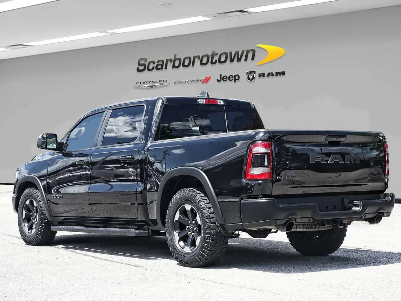 Dodge RAM 1500 * Rebel Crew Cab | 5'7 Box | Sunroof | HEMI | , снимка 4 - Автомобили и джипове - 55570849