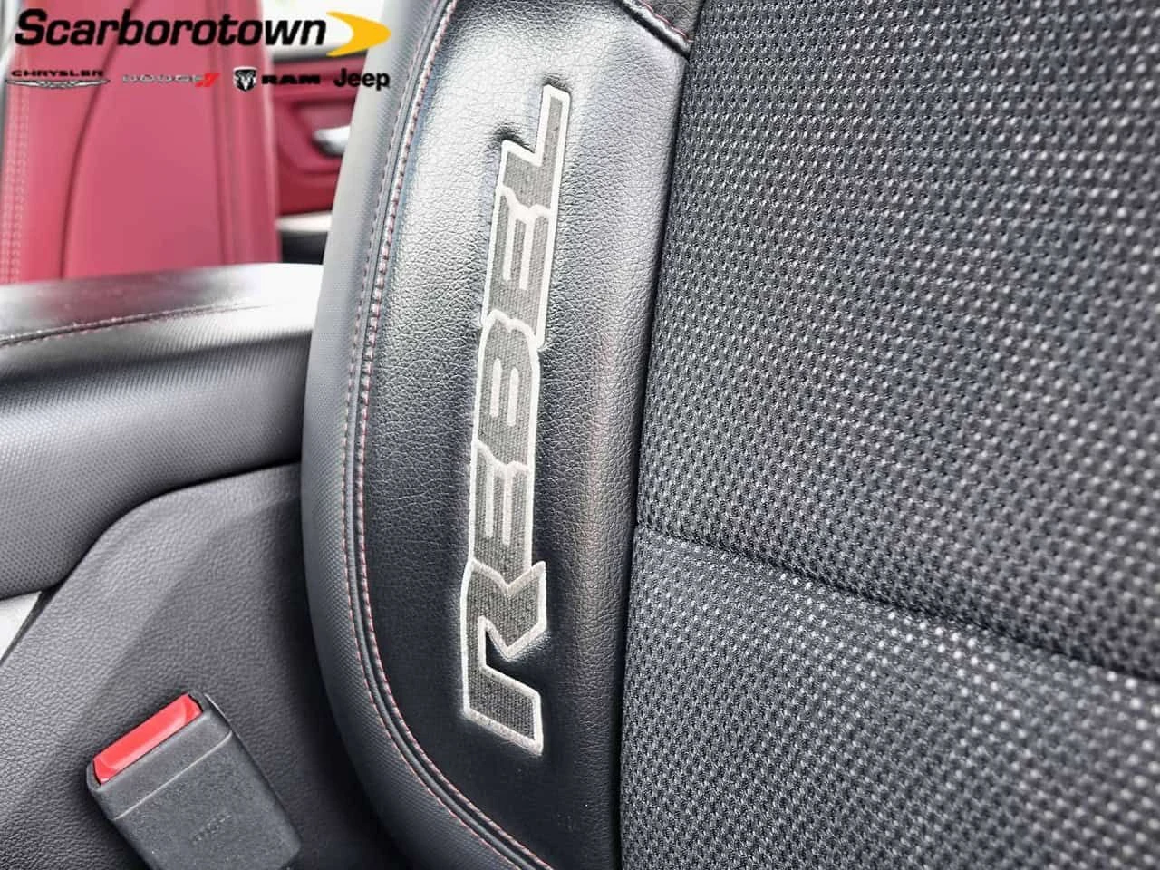 Dodge RAM 1500 * Rebel Crew Cab | 5'7 Box | Sunroof | HEMI | , снимка 16 - Автомобили и джипове - 55570849