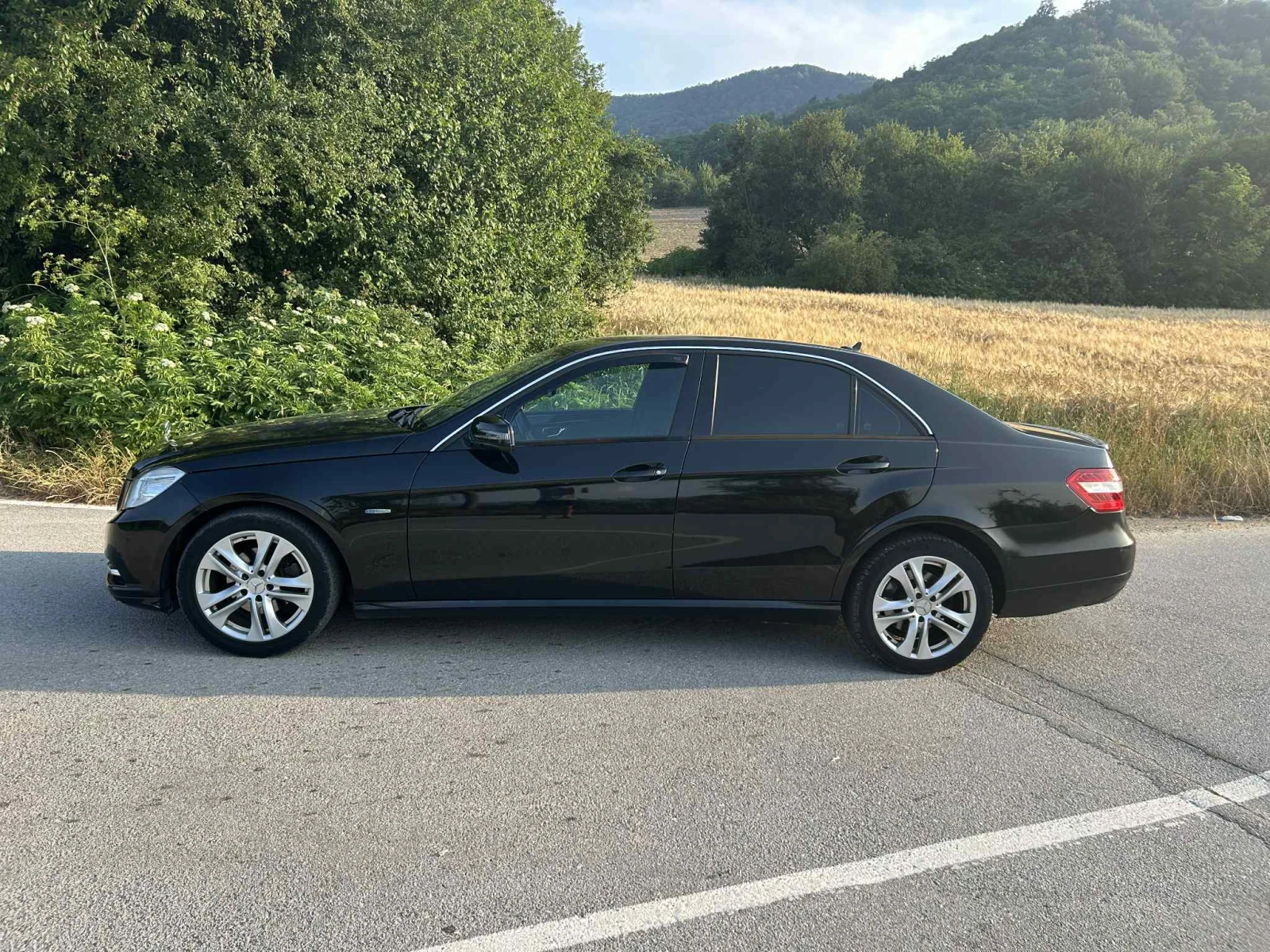 Mercedes-Benz E 220 Лек автомобил - изображение 3