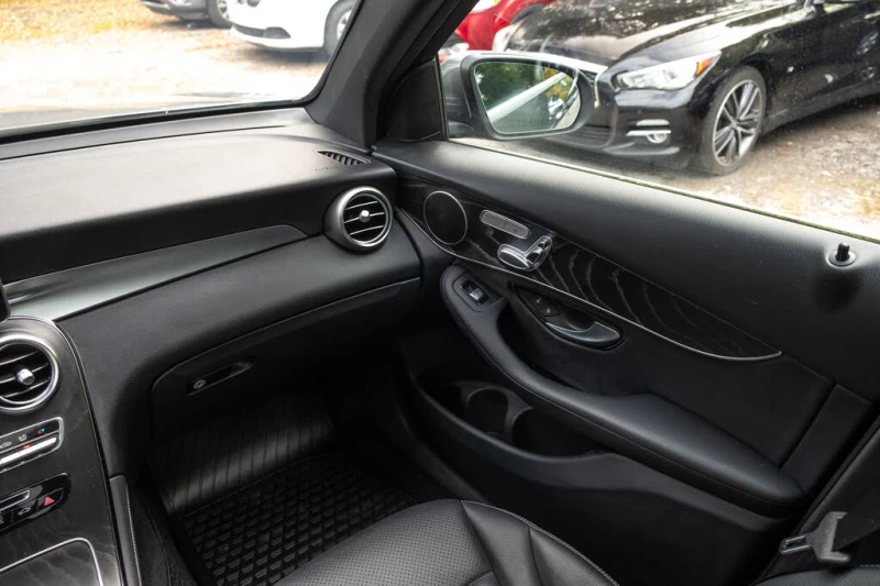 Mercedes-Benz GLC 300 MULTIBEAM LED* PANORAMA* LOW KM* , снимка 13 - Автомобили и джипове - 53009997