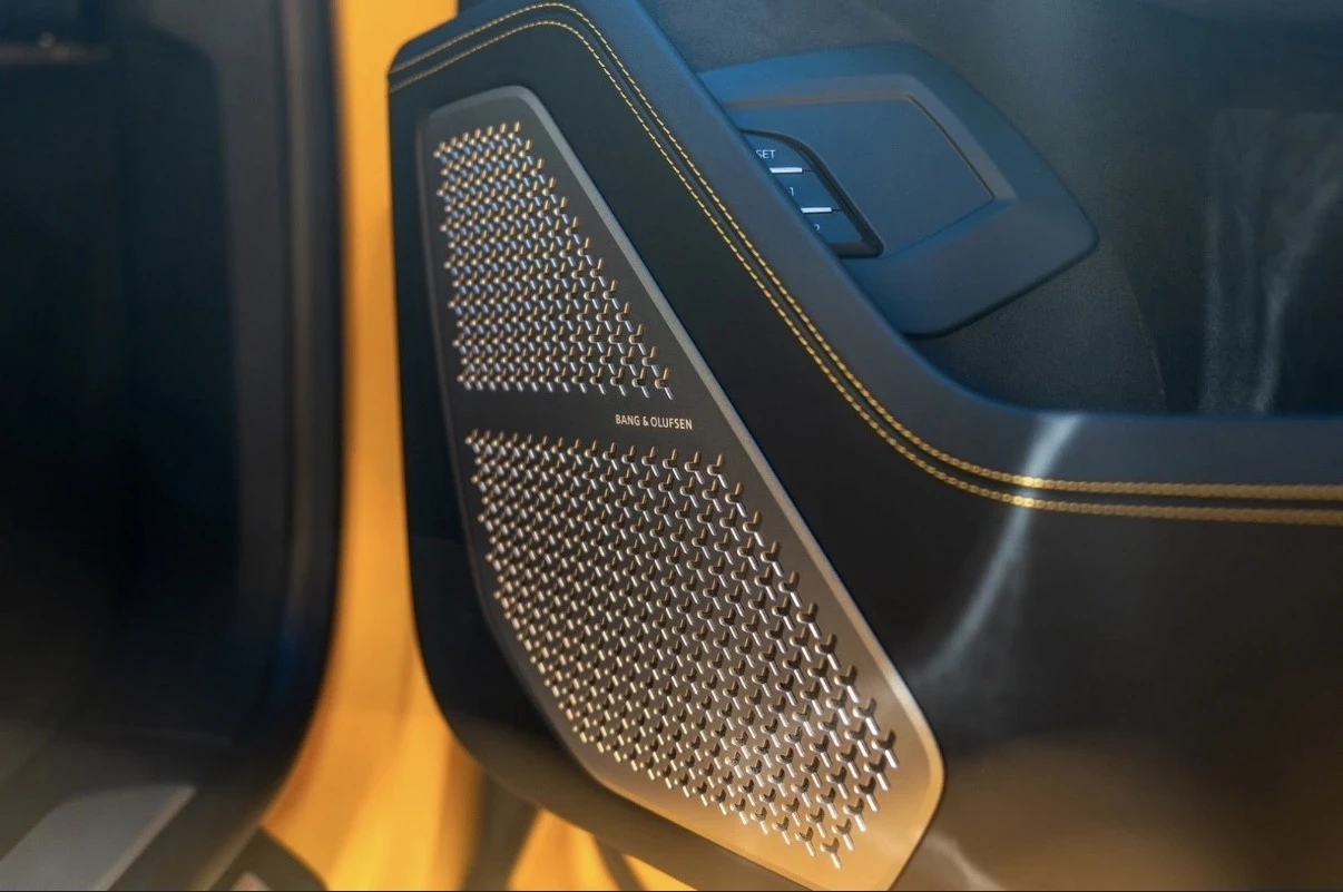 Lamborghini Urus SE* CARBON* MASSAGE* BANG OLUFSEN* , снимка 17 - Автомобили и джипове - 55636719
