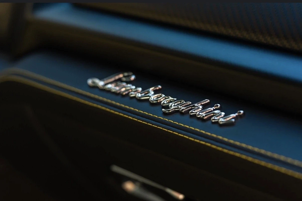 Lamborghini Urus SE* CARBON* MASSAGE* BANG OLUFSEN* , снимка 15 - Автомобили и джипове - 55636719