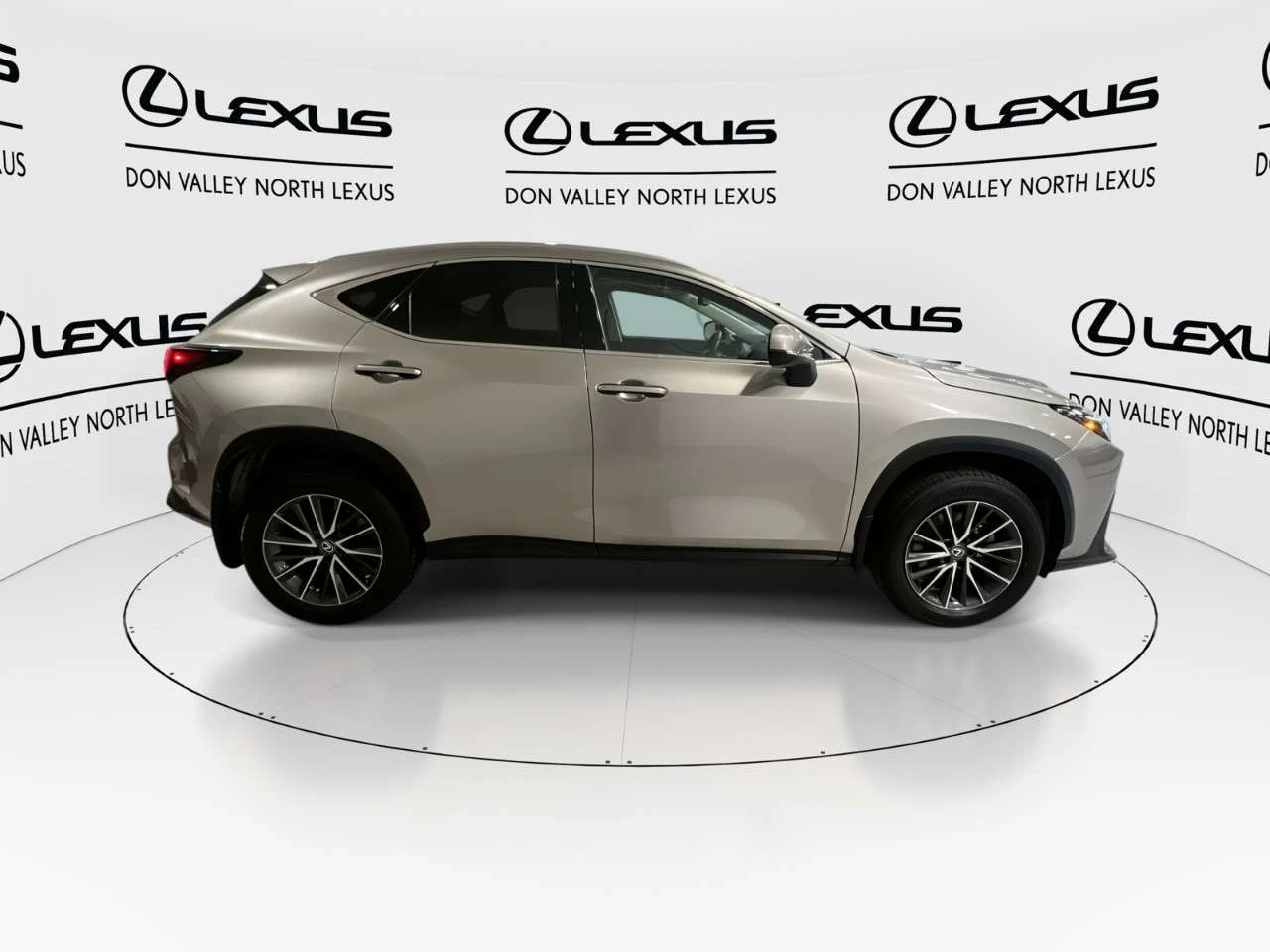 Lexus NX Premium, снимка 9 - Автомобили и джипове - 56714318