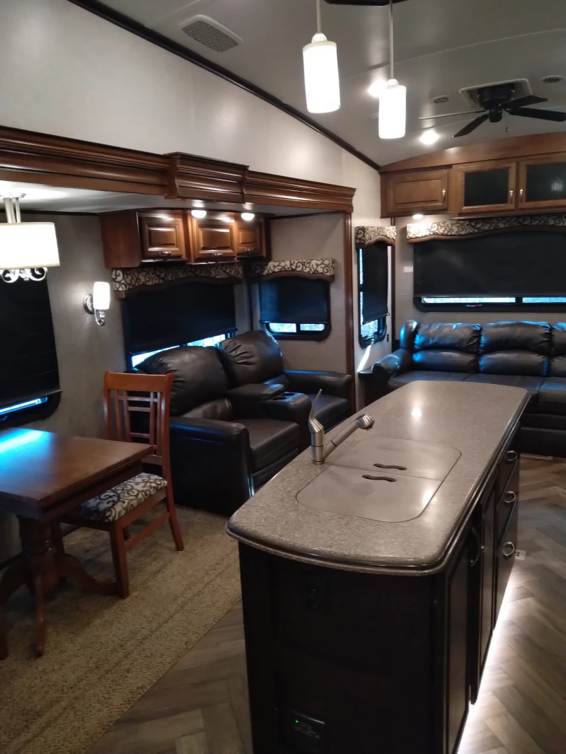 Каравана Други Jayco North Point 377RLBH, снимка 6 - Каравани и кемпери - 49039242