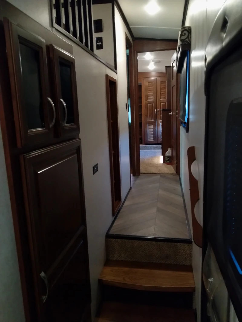 Каравана Други Jayco North Point 377RLBH, снимка 11 - Каравани и кемпери - 49039242