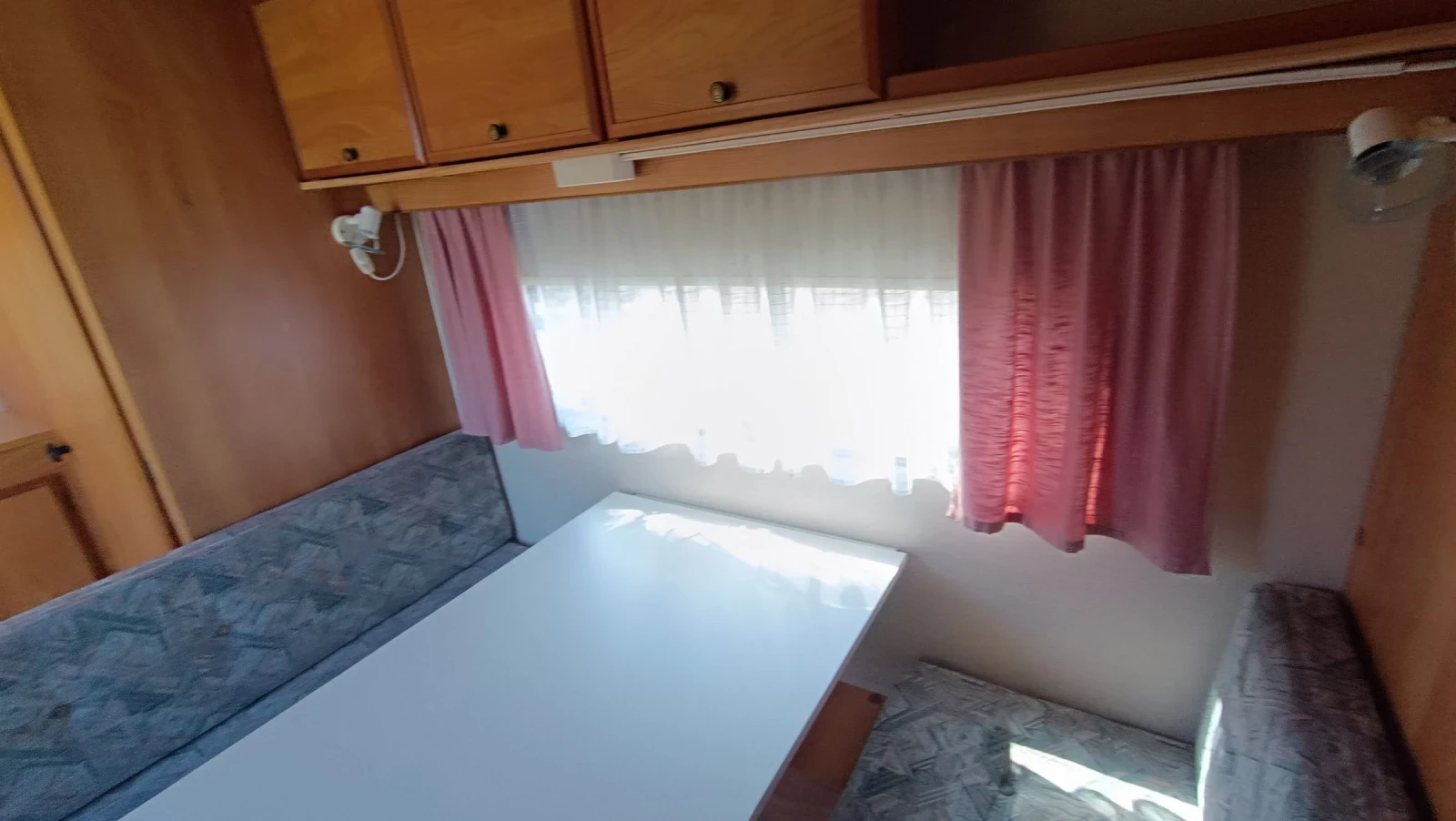 Каравана Sterckeman Fjord 420, снимка 9 - Каравани и кемпери - 53993001