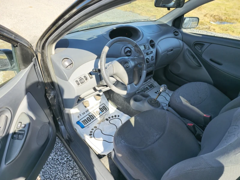 Toyota Yaris 1.3 бензин, снимка 9 - Автомобили и джипове - 49358144