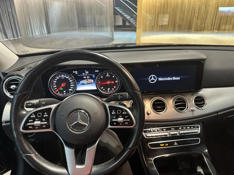 Mercedes-Benz E 220, снимка 3 - Автомобили и джипове - 52799420