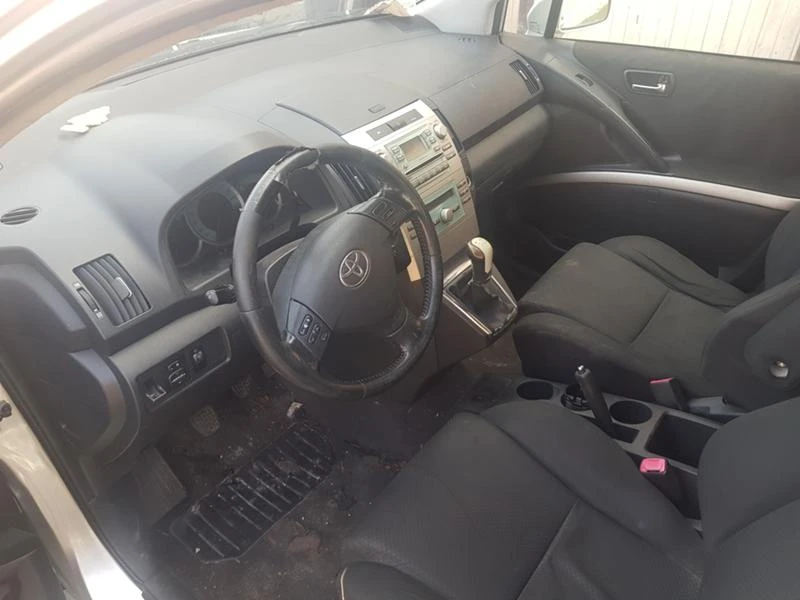 Toyota Corolla verso 2.2 - изображение 2