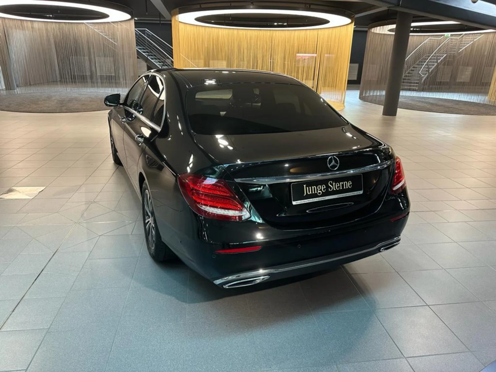 Mercedes-Benz E 220  - изображение 2