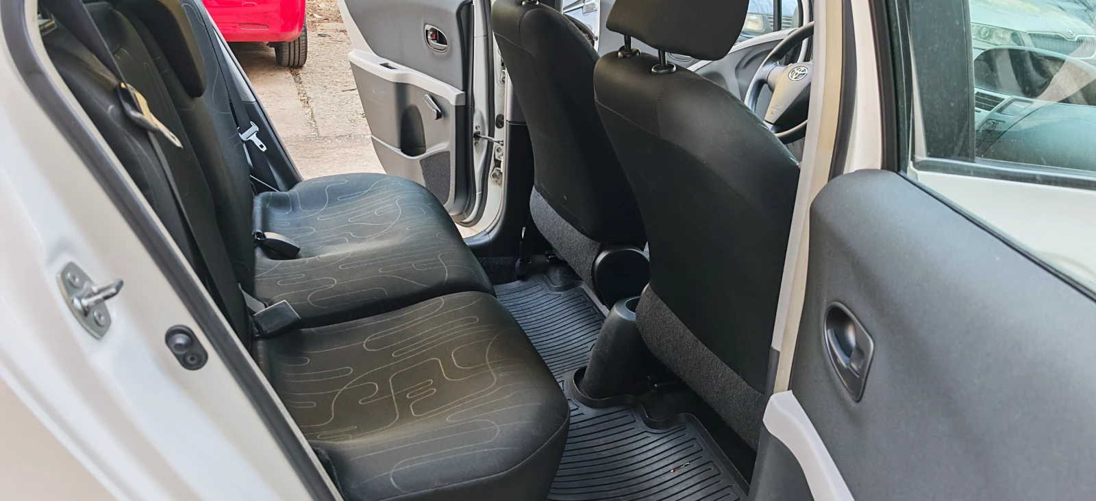 Toyota Yaris 1.4D4D, снимка 12 - Автомобили и джипове - 54227566