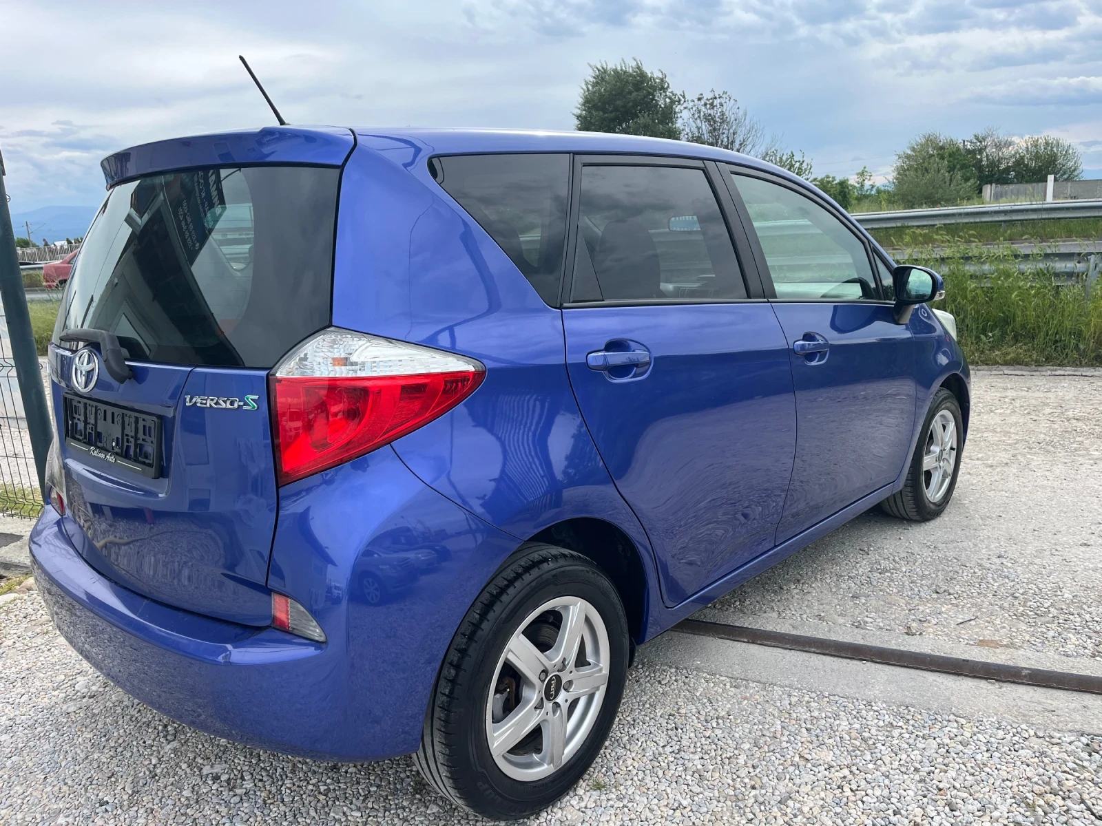 Toyota Verso S 1.33 VVT-i Нави Панорама, снимка 4 - Автомобили и джипове - 54632493