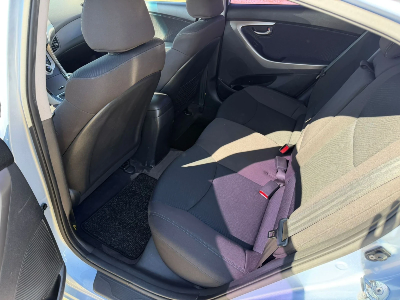 Hyundai Elantra 1.6 - 16V, снимка 10 - Автомобили и джипове - 54554850