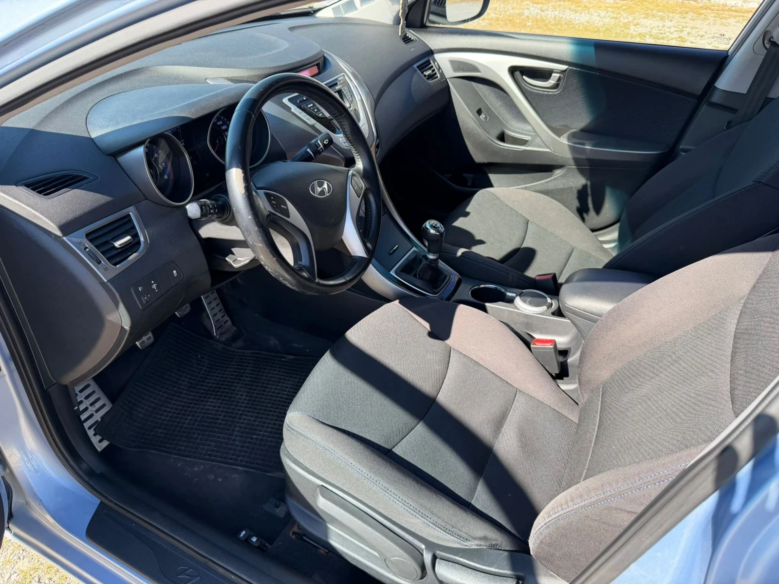 Hyundai Elantra 1.6 - 16V, снимка 11 - Автомобили и джипове - 54554850
