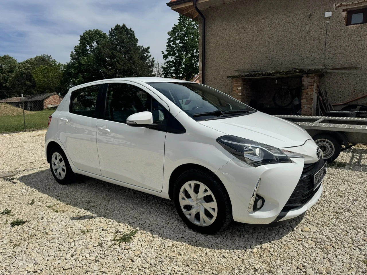 Toyota Yaris 1.5i Facelift/Multimedia, снимка 7 - Автомобили и джипове - 54608923
