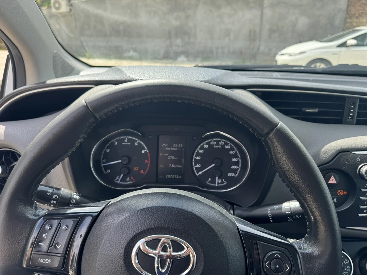 Toyota Yaris 1.5i Facelift/Multimedia, снимка 13 - Автомобили и джипове - 54608923