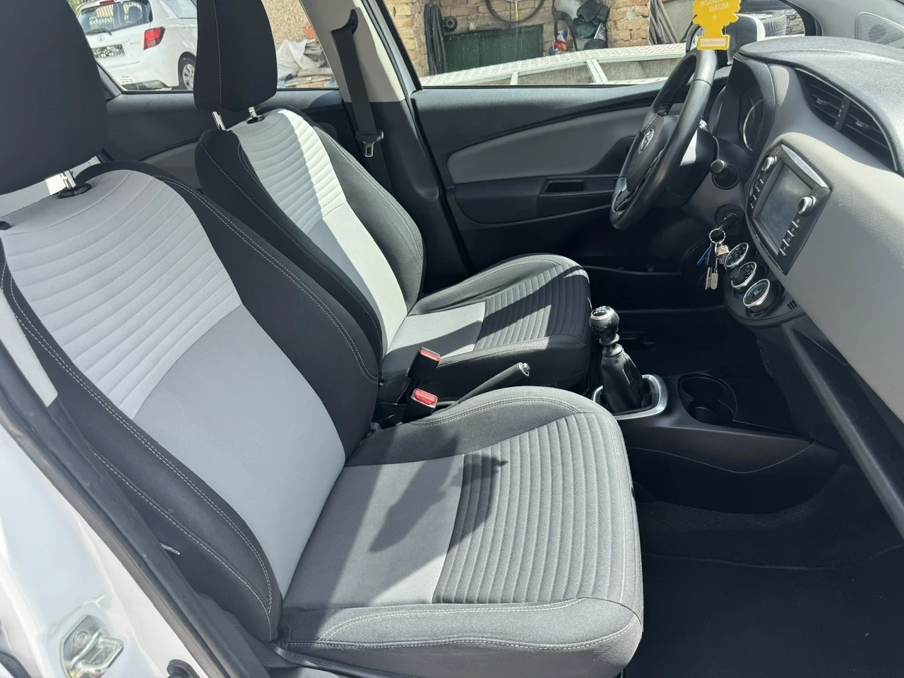 Toyota Yaris 1.5i Facelift/Multimedia, снимка 12 - Автомобили и джипове - 54608923