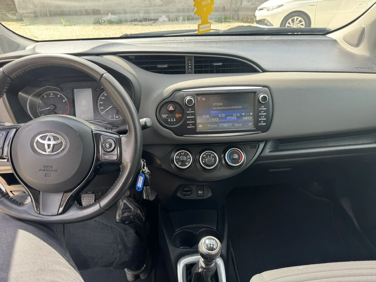Toyota Yaris 1.5i Facelift/Multimedia, снимка 14 - Автомобили и джипове - 54608923