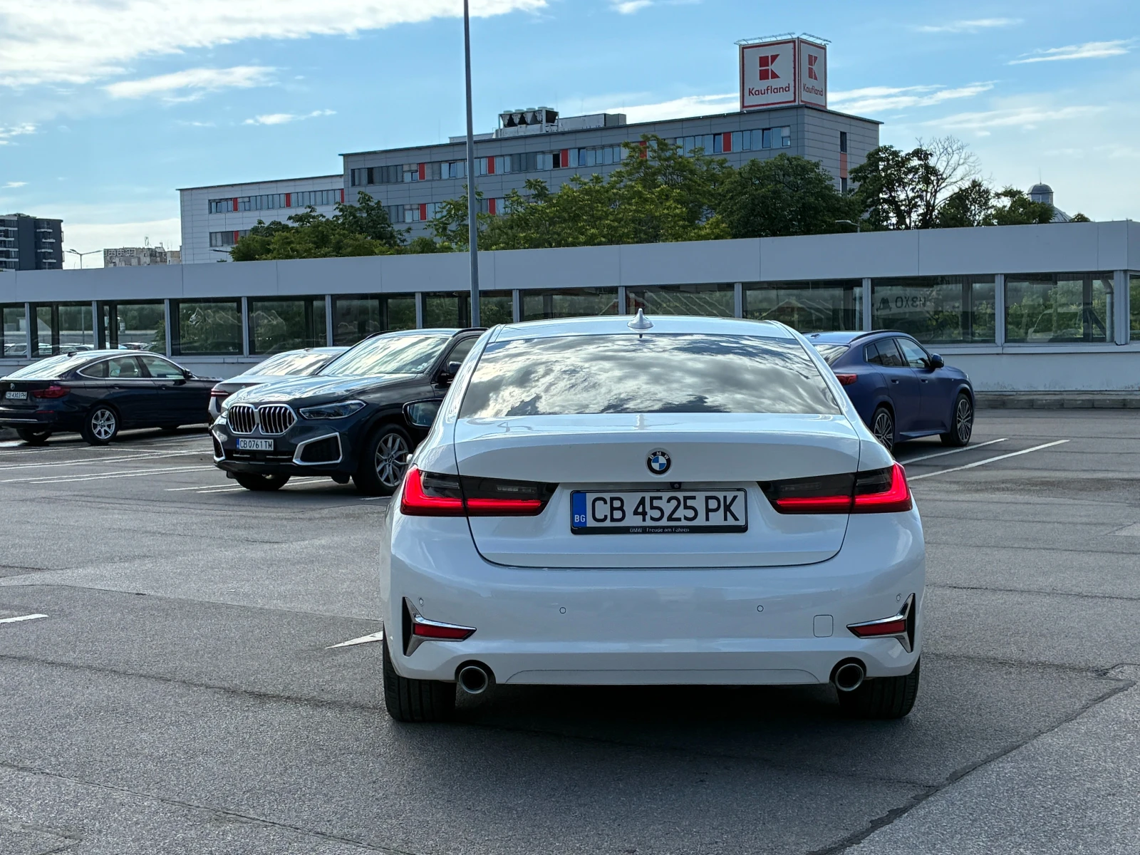 BMW 320 320d xDrive Limousine, снимка 4 - Автомобили и джипове - 54942366