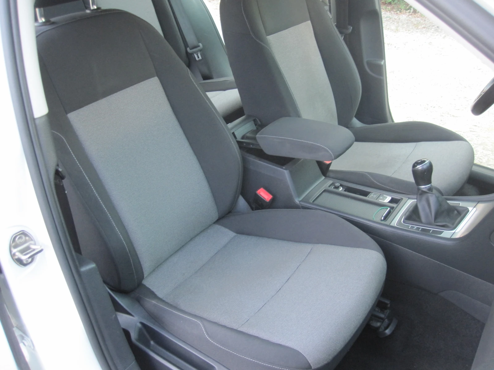 VW Golf 1.6 TDI Blumotion, снимка 13 - Автомобили и джипове - 56216142