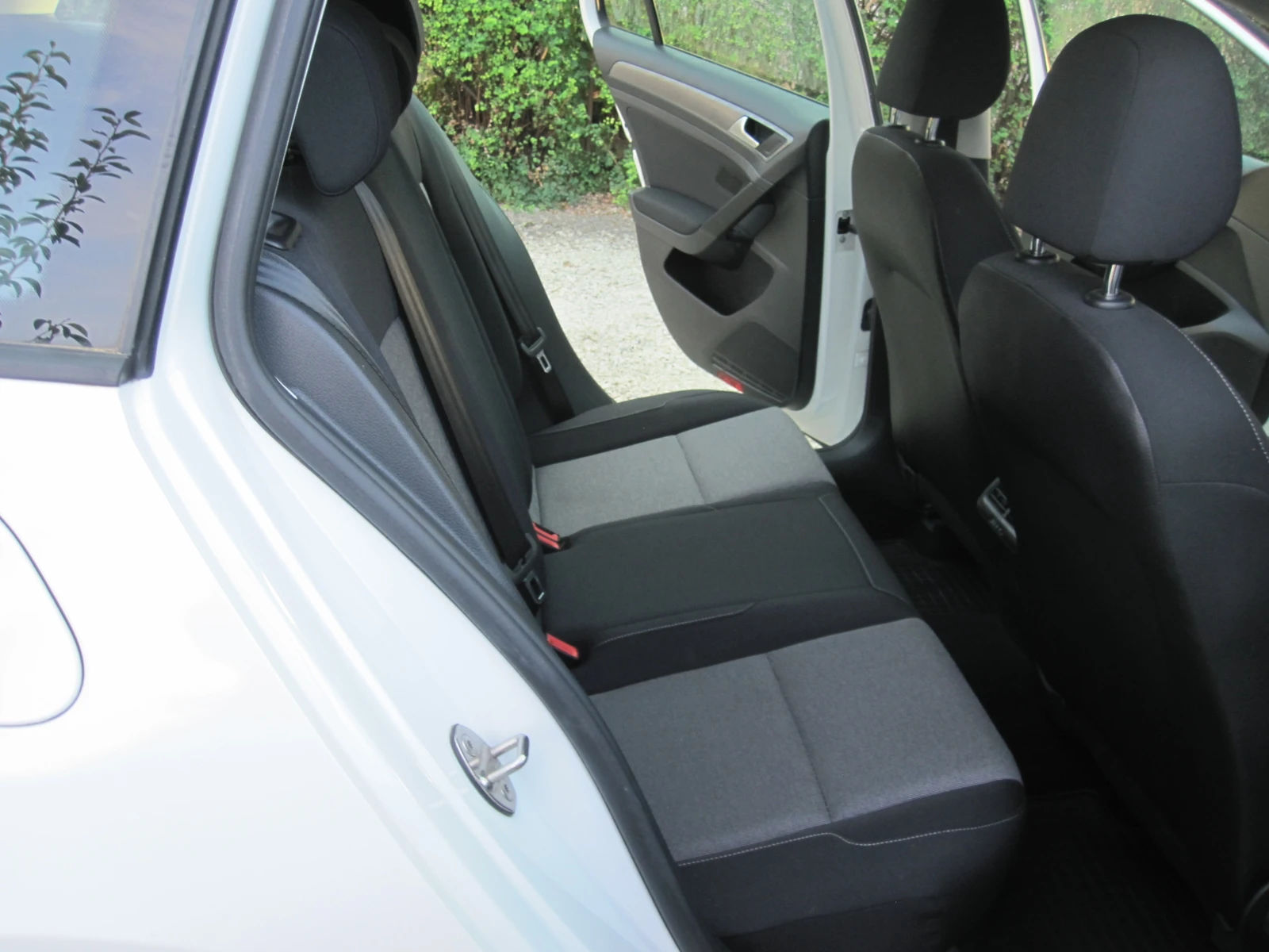 VW Golf 1.6 TDI Blumotion, снимка 14 - Автомобили и джипове - 56216142