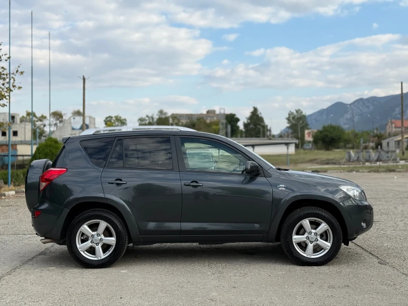 Toyota Rav4 2.2d~177hp~4x4~KEYLESS GO~ITALY, снимка 4 - Автомобили и джипове - 51929035