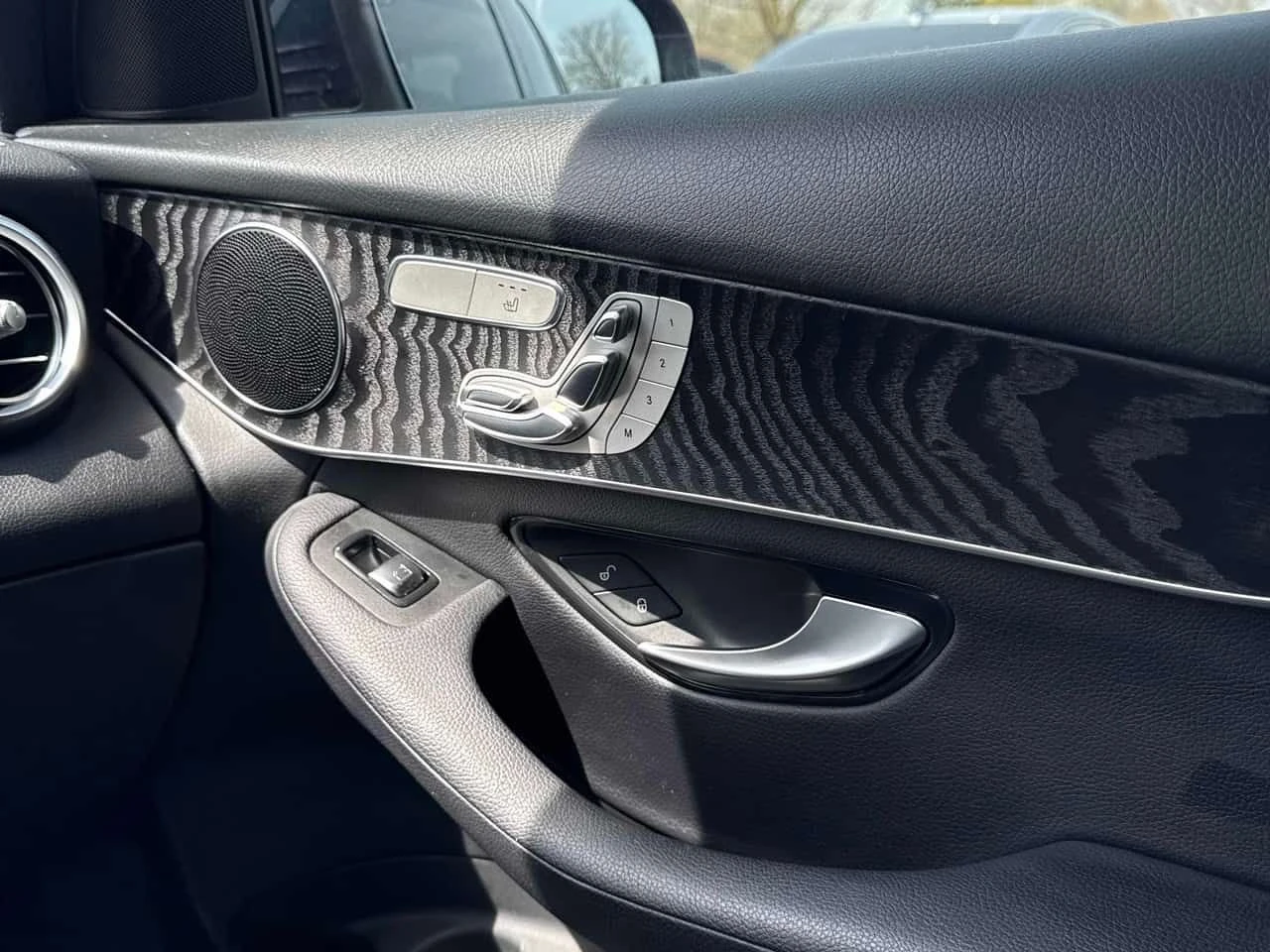 Mercedes-Benz GLC * 300 * 2 КЛЮЧА* ПОДГРЕВ* PANO* KEYLESS* , снимка 17 - Автомобили и джипове - 54327651