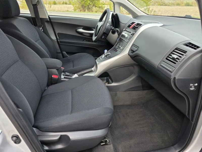 Toyota Auris 1.8VVT-I Hybrid TOP, снимка 9 - Автомобили и джипове - 52134108