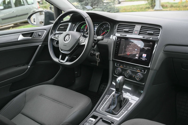 VW Golf E-GOLF* 36KW* КАМЕРА* Подгрев* Germany, снимка 9 - Автомобили и джипове - 52506829