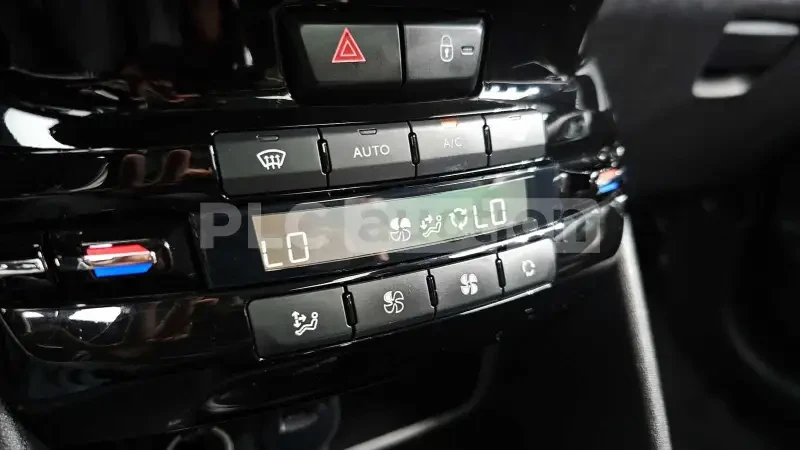 Peugeot 2008, снимка 15 - Автомобили и джипове - 55350645