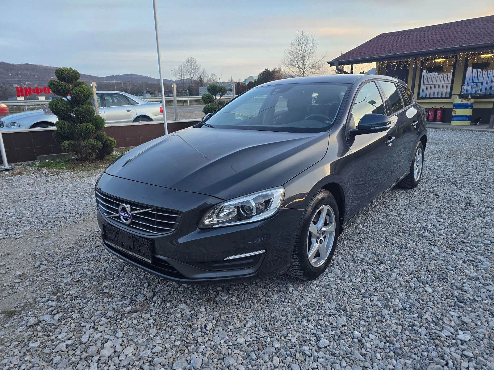 Volvo V60 1.6 D НОВ ВНОС !! РЕАЛНИ 132000 км , снимка 1