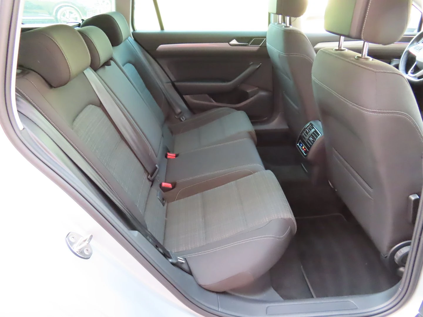 VW Passat Business 2.0 TDI SCR DSG - изображение 10