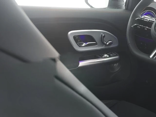 Mercedes-Benz GLB 350 EQ AMG 4MATIC NIGHT-PAKET PANORAMA SUPERSCREEN, снимка 10 - Автомобили и джипове - 56201545