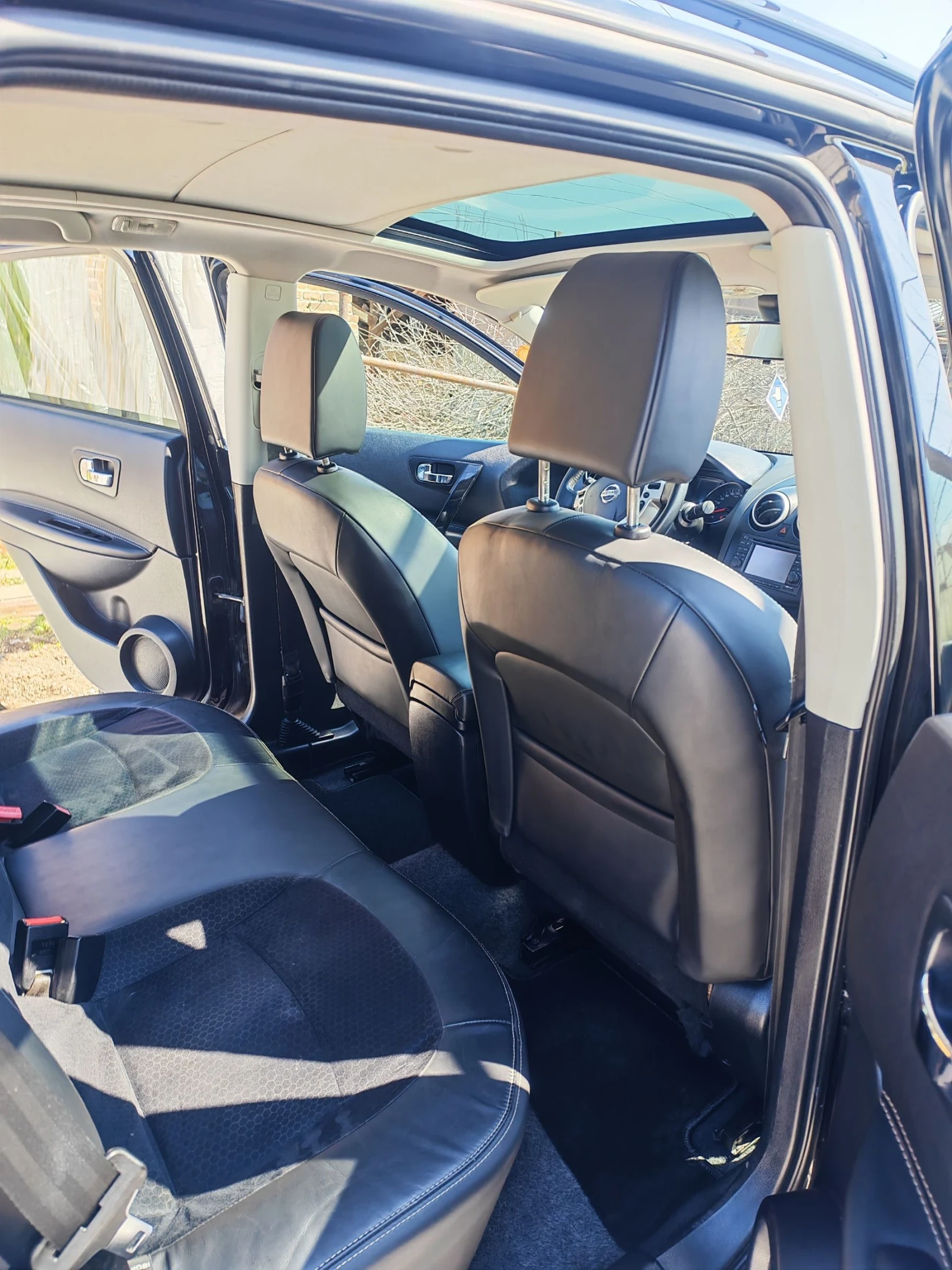 Nissan Qashqai 1.6 DCI* 131HP* 360 Cameri* Navi* Panorama* , снимка 10 - Автомобили и джипове - 53973770