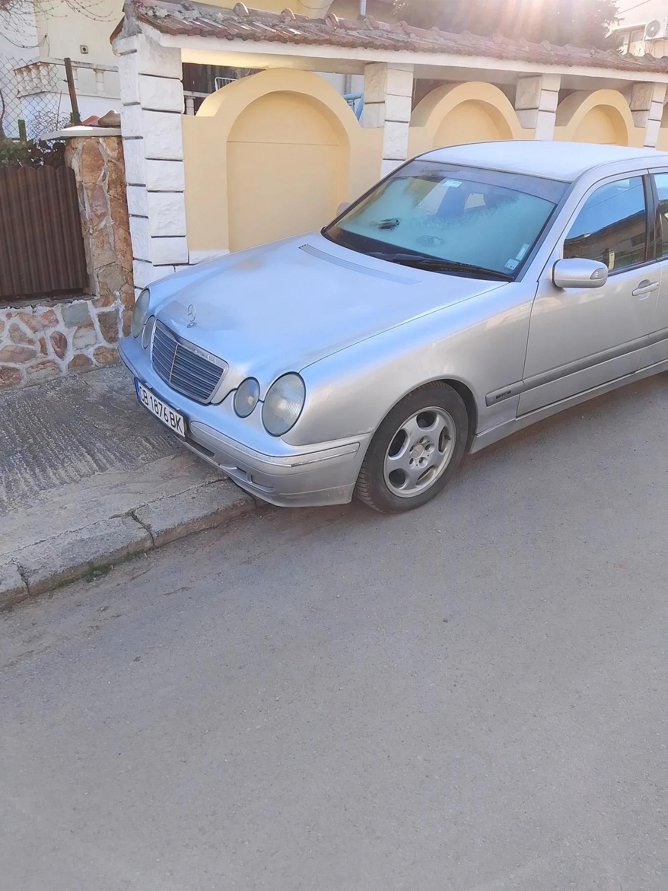 Mercedes-Benz E 220, снимка 3 - Автомобили и джипове - 53835942