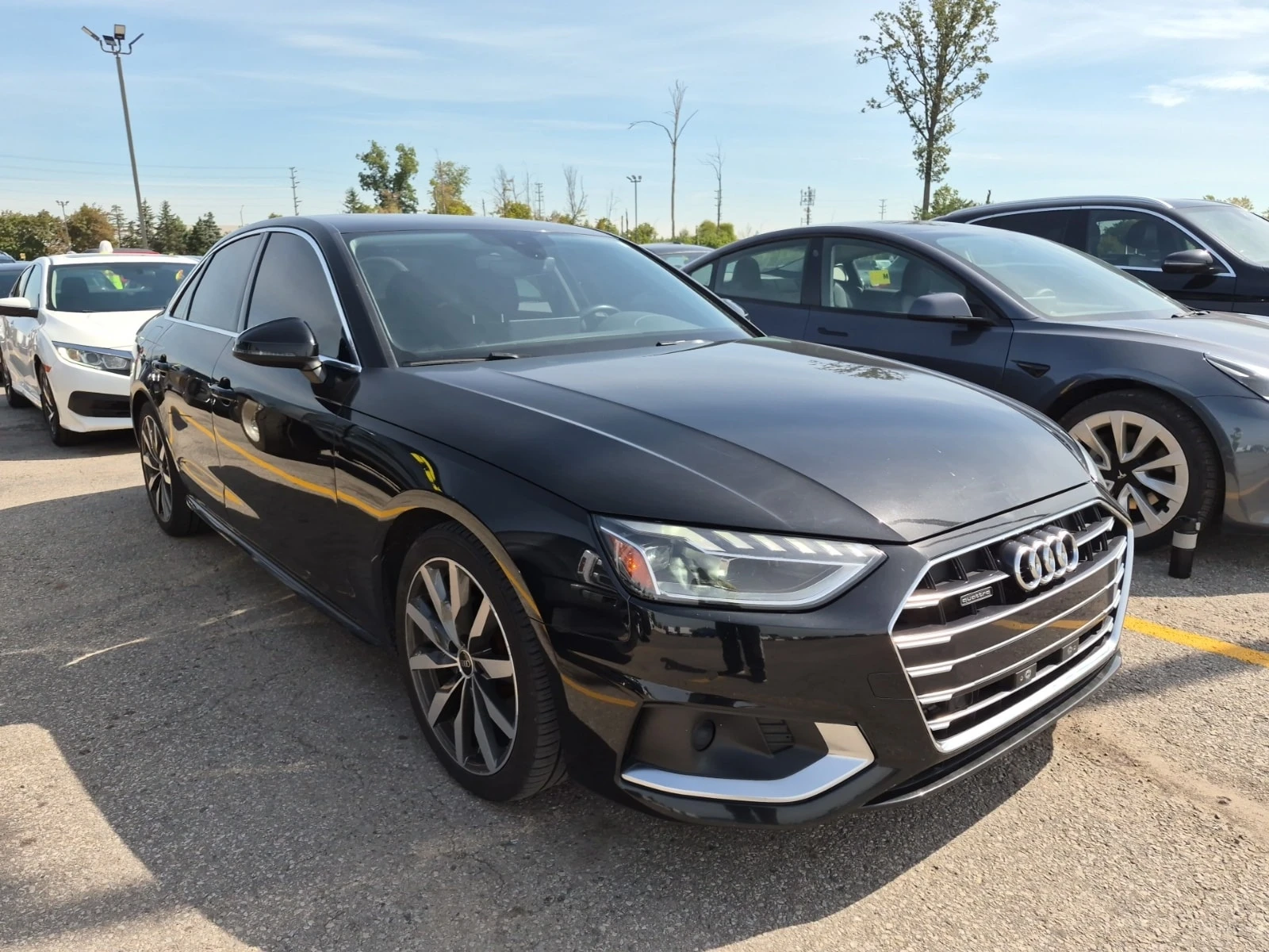 Audi A4 * KOMFORT * CARFAX * DISTRONIC* KEYLESS, снимка 2 - Автомобили и джипове - 55995123