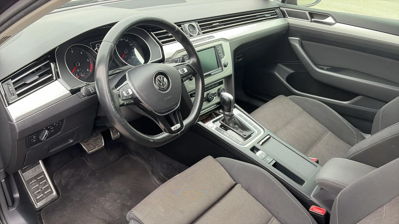 VW Passat (KATO НОВА)^(R-Line), снимка 6 - Автомобили и джипове - 56395834